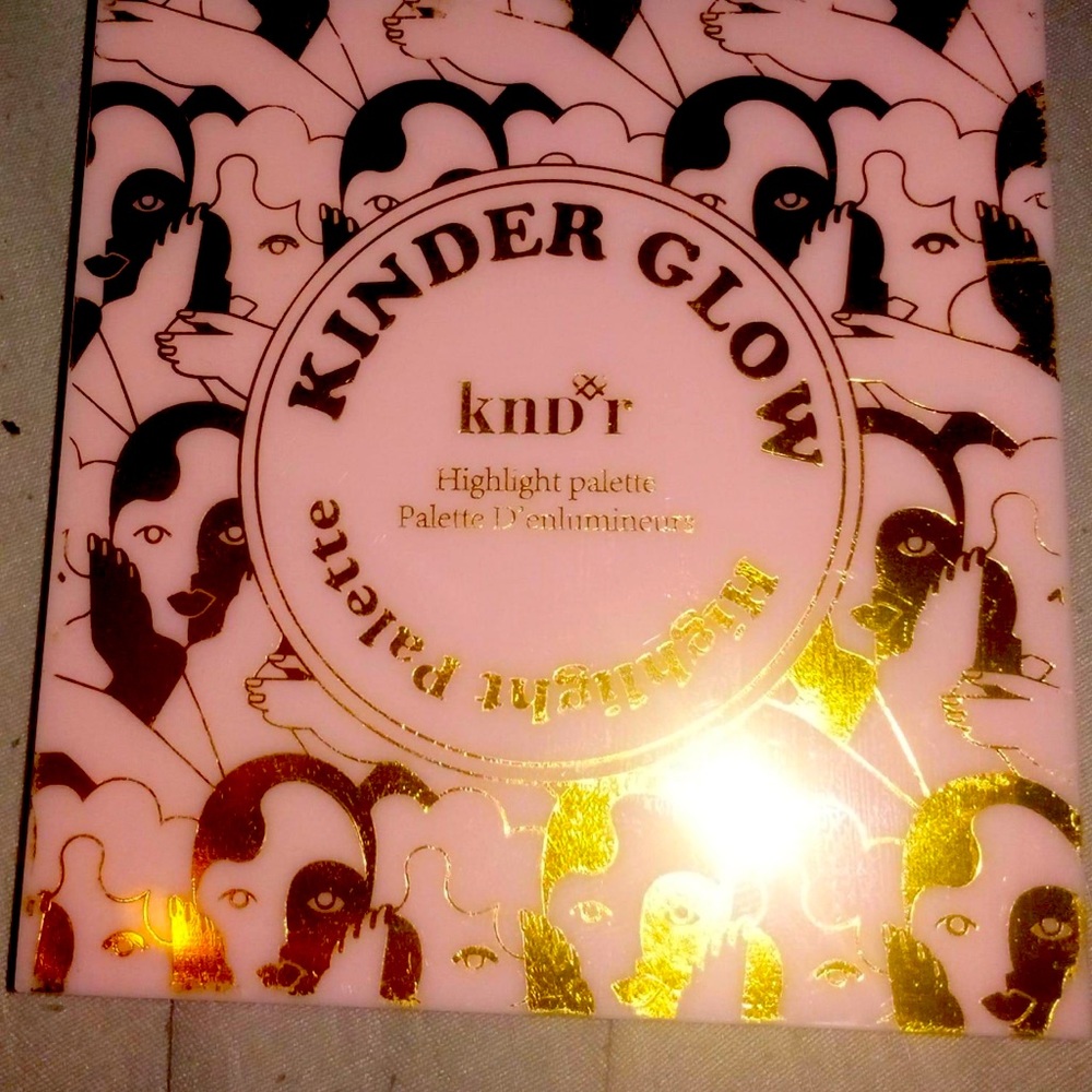 Kinder glow highlight pallet.